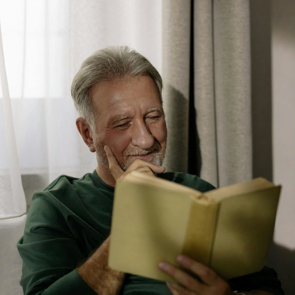 Persona leyendo libro